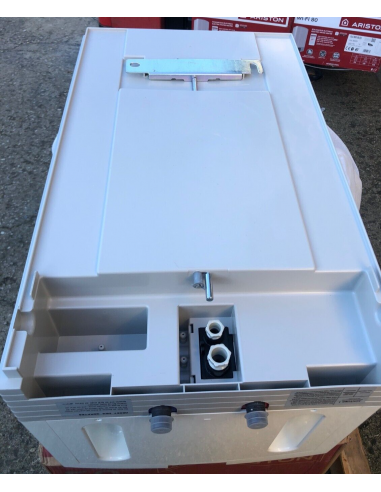 Scaldabagno elettrico a parete 30 Lt... Scaldabagno elettrico a parete 30 Lt...