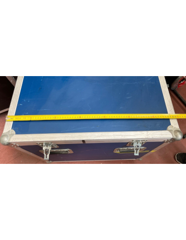 Flight case munito di  ruote con...