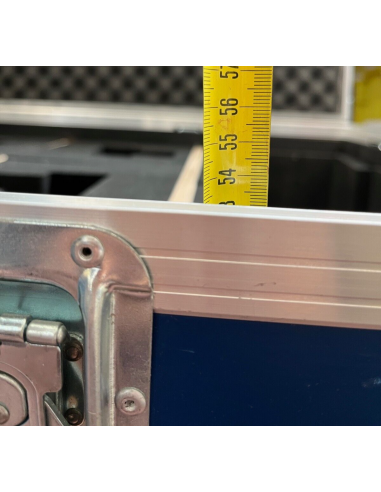 Flight case munito di  ruote con...