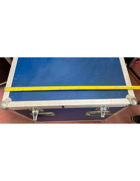 Flight case munito di  ruote con freni 129 x 69 x 74 universale vari scomparti.