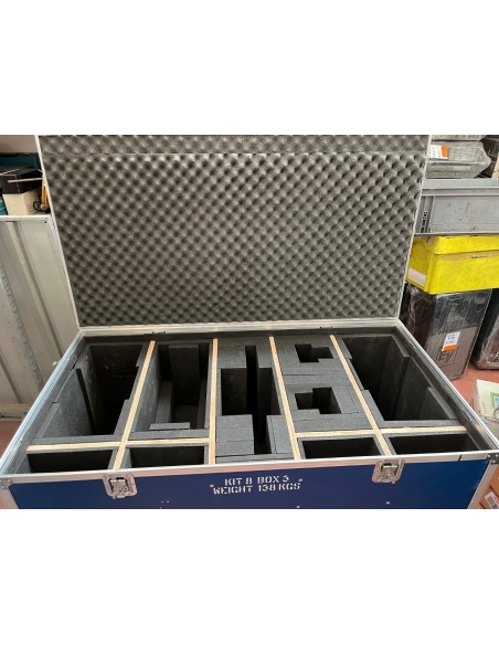 Flight case munito di  ruote con freni 129 x 69 x 74 universale vari scomparti.