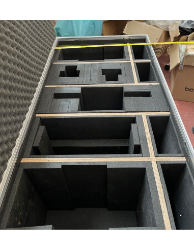 Flight case munito di  ruote con freni 129 x 69...