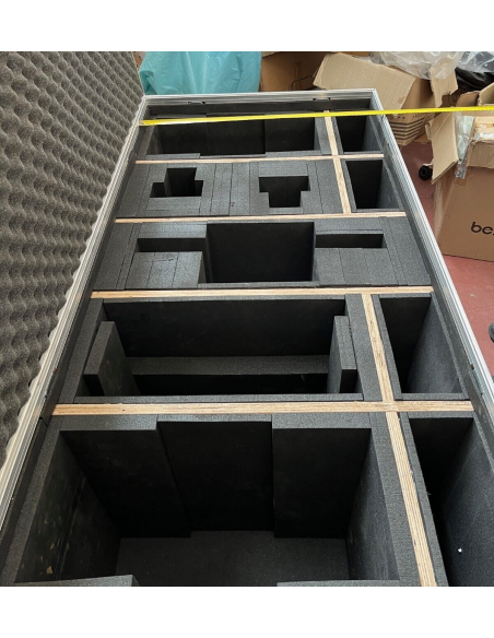Flight case munito di  ruote con freni 129 x 69 x 74 universale vari scomparti.